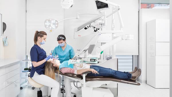 Dental treatment in Gdansk, Dentist Dorota Cudnik treats the patient's teeth